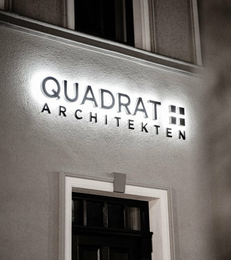 Beleuchtete Außenwerbung von der Firma Quadrat Architekten