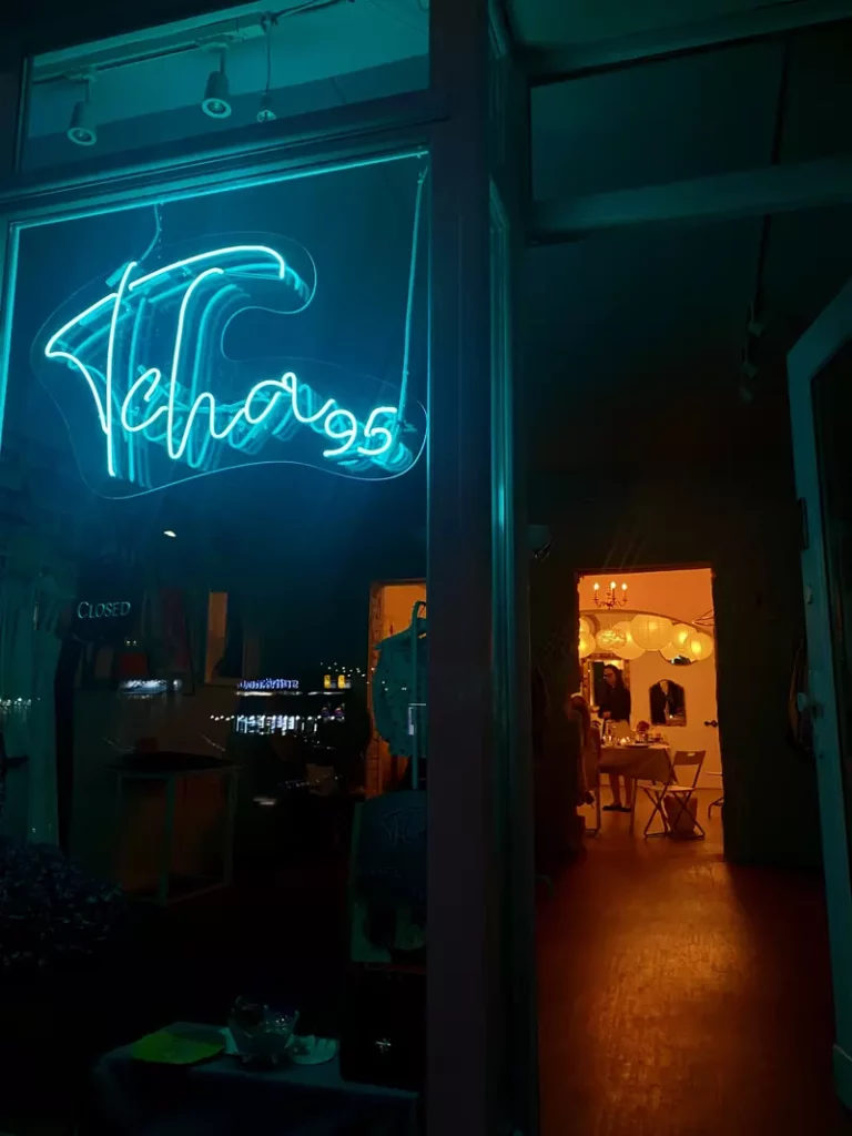 tcha concept glass neon retail-3Dlogos-einzelbuchstaben |