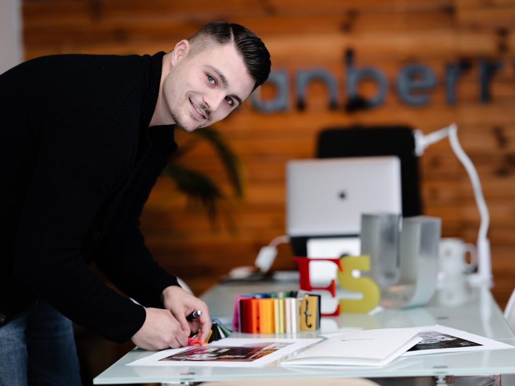 Signage Expert für die Beratung von Moos Logo Projekten